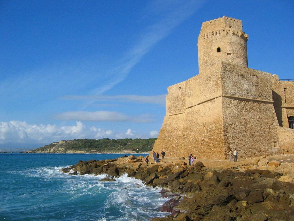 Agriturismo Torre Del Golfo Cropani Bagian luar foto